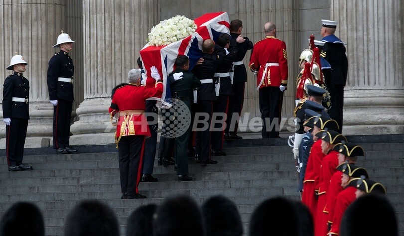 サッチャー元英首相に最後の別れ