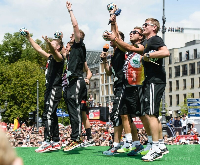 W杯制覇のドイツ代表、祝勝の「ガウチョダンス」に頭悩ませる