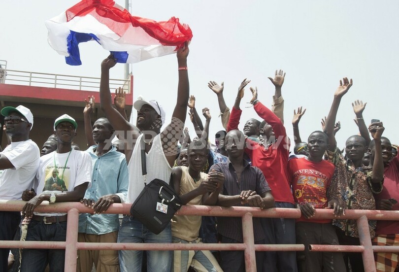 仏大統領、自由シリア軍への「管理された武器供与」を支持