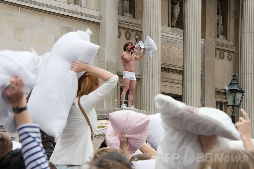 枕で叩いて大騒ぎ、ロンドン中心部で「ピローファイト」