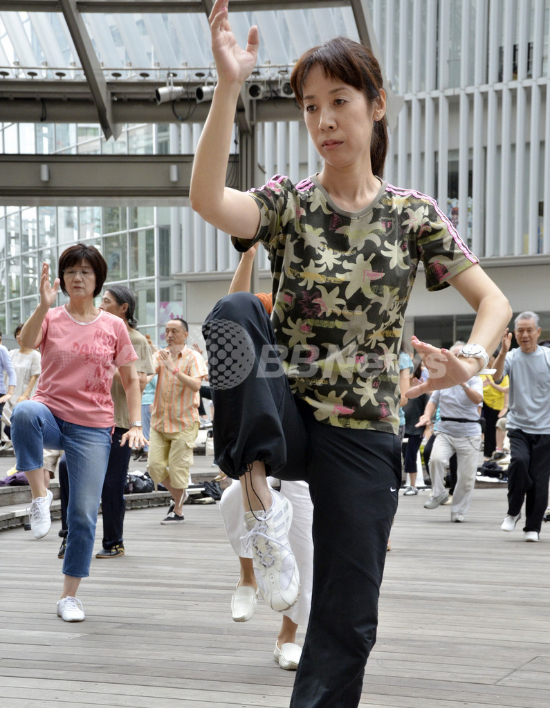 夏の恒例「朝の太極拳」、六本木ヒルズ