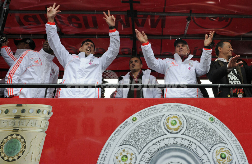 3冠達成のバイエルンが市内で祝勝パレード