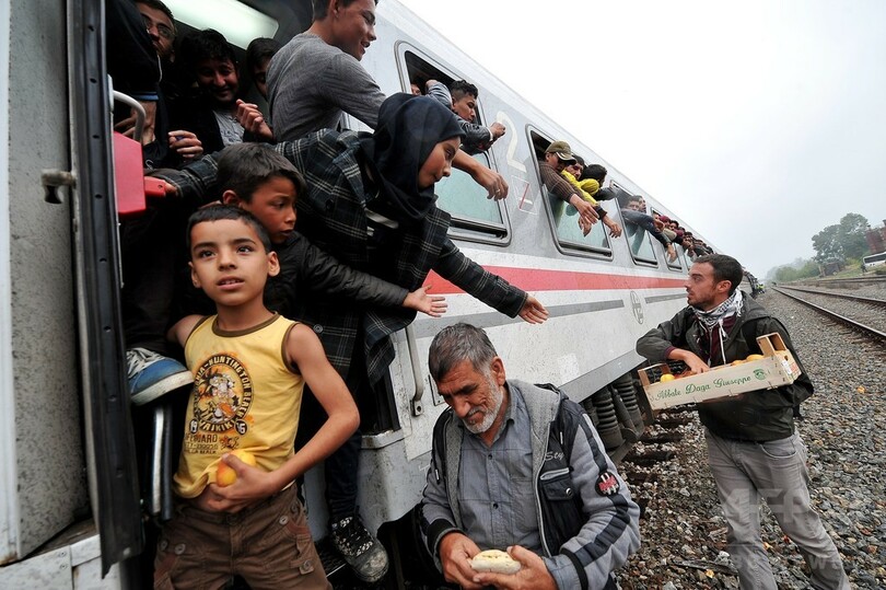 クロアチア経由の移民急増、メルケル独首相の支持率は急降下