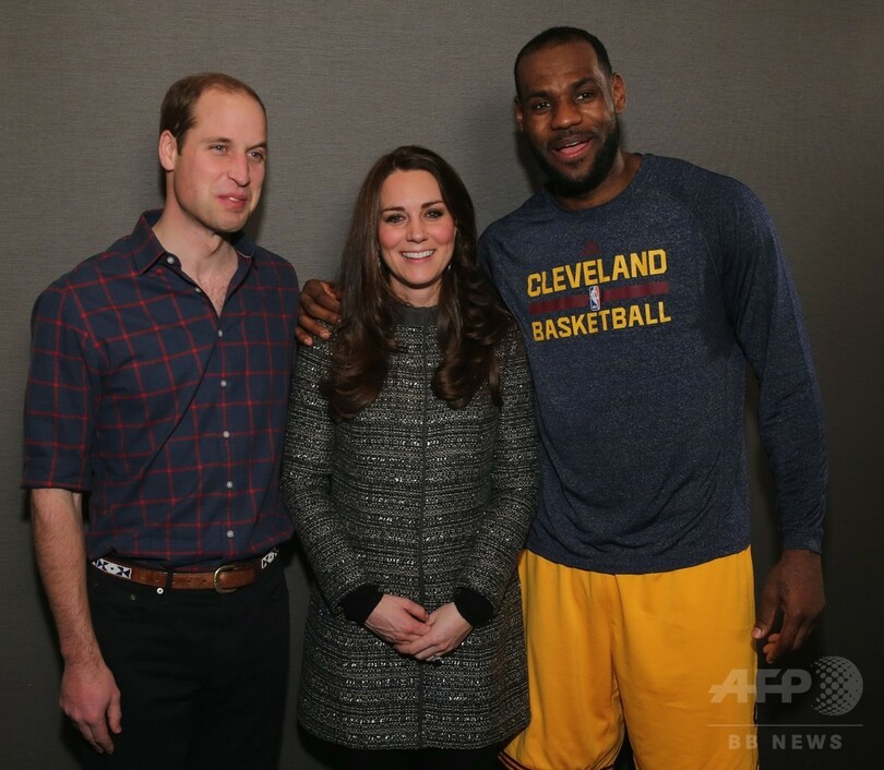 NBA観戦の英王子夫妻がレブロンと記念撮影