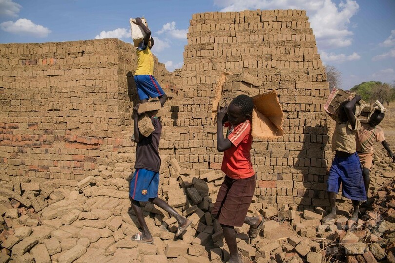 れんがを作る子どもたち、南スーダン 増える児童労働