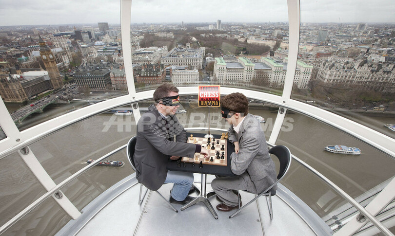 ロンドンの空中で「目隠し」チェス、名人ならでは？