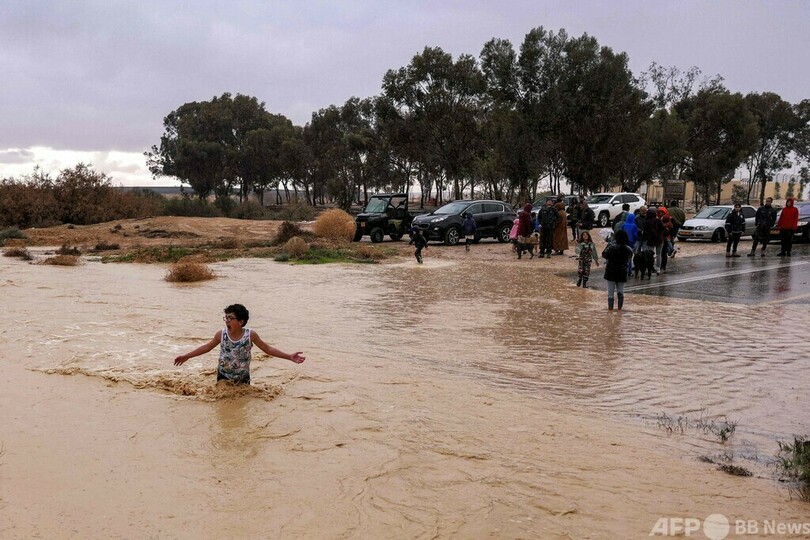 ネゲブ砂漠にかかる虹 豪雨で冠水も イスラエル