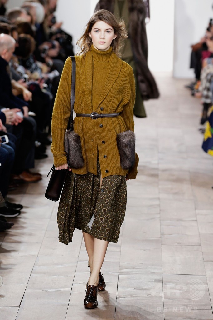 オーバーサイズのファーコートで見せるエレガンス、「マイケル・コース コレクション」15/16年秋冬