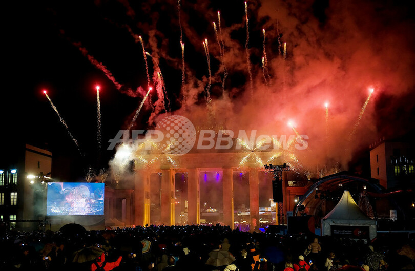 「ベルリンの壁」崩壊20年を祝う巨大ドミノ倒し