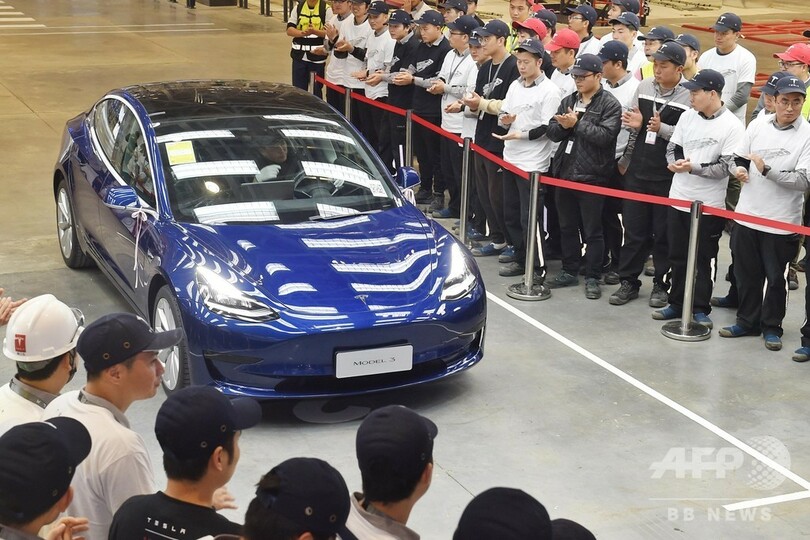 テスラ、中国製EV「モデル3」初ロットを出荷 一般顧客向け
