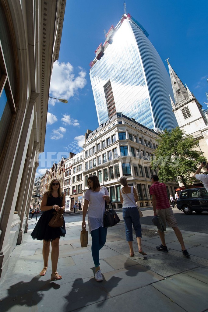 日光を集めるガラス張りの変形高層ビル、 英ロンドン