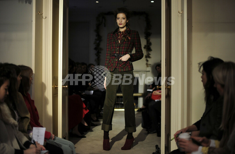 ＜12/13年秋冬ロンドンコレクション＞キャロライン・チャールズ