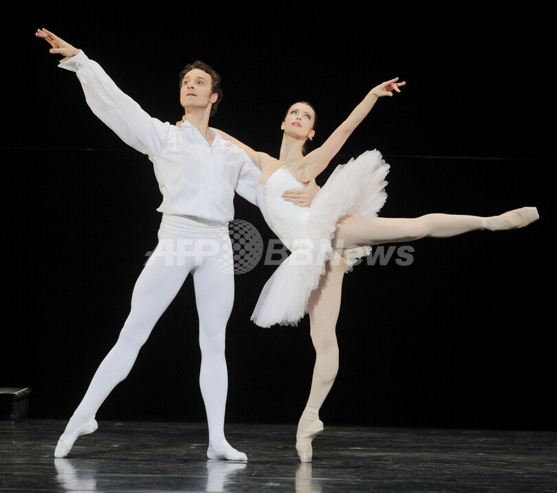 ウィーン国立バレエ団、「白の組曲」を披露