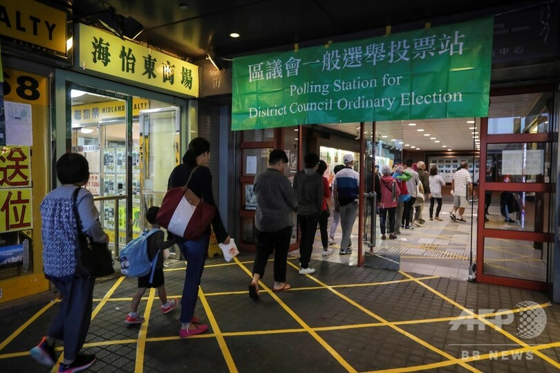 香港区議会選、民主派圧勝の見通し 投票率は過去最高