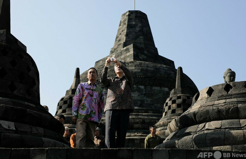 天皇陛下、ボロブドゥール寺院を訪問 インドネシア
