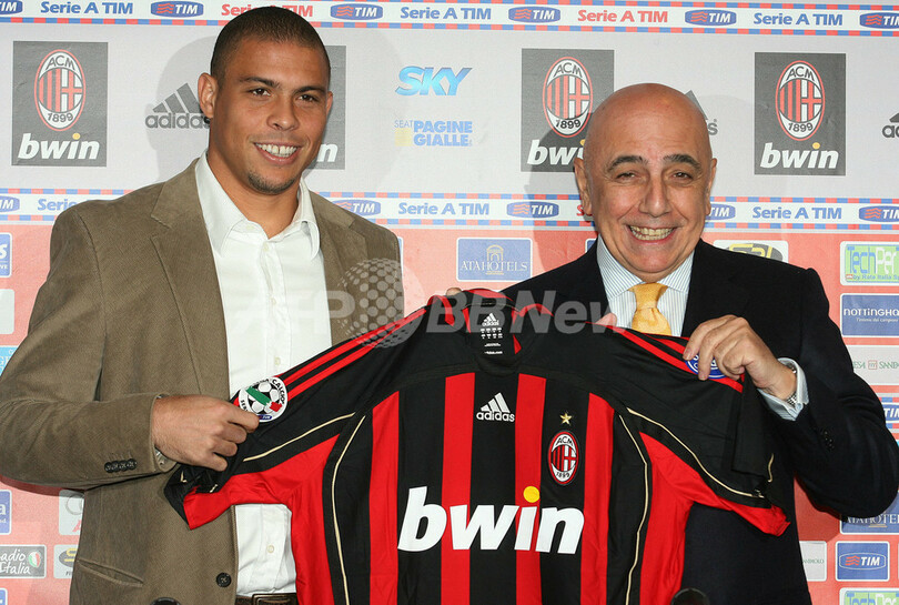 ＜サッカー セリエA＞ロナウド ACミランの入団会見に出席 - イタリア