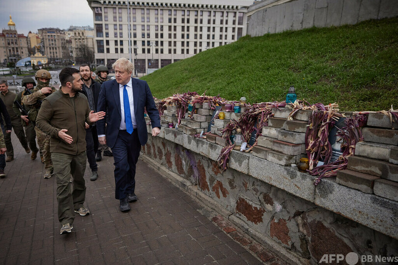 ジョンソン英首相、キーウ中心部視察 ゼレンスキー大統領案内