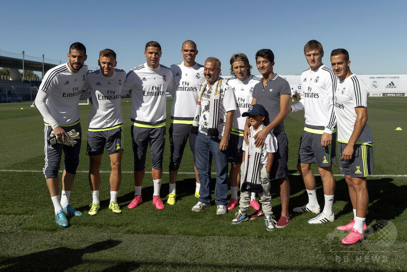 逃げる移民を蹴ったカメラマンの女を起訴 ハンガリー