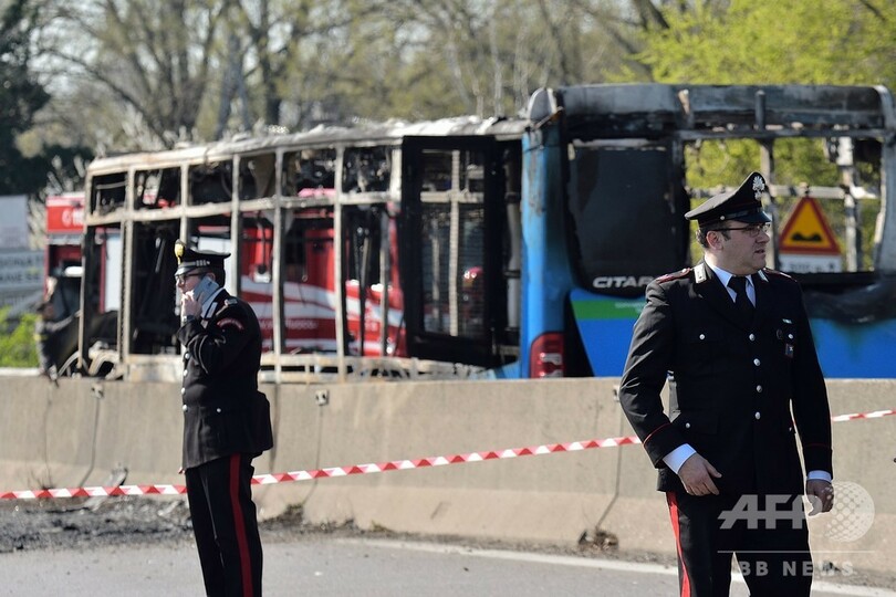 運転手がスクールバスに放火、生徒51人を人質に イタリア