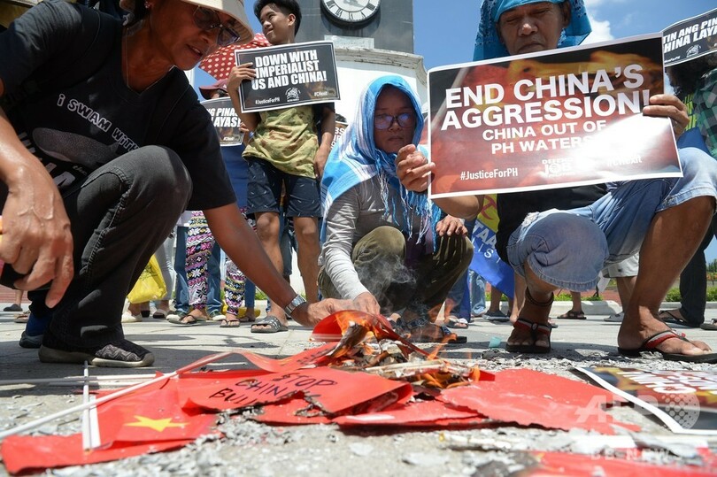 フィリピン首都で反中デモ、中国国旗燃やして沈没事故に抗議