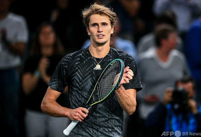 メドベージェフ逆転で8強、ズベレフは激闘制す パリ・マスターズ