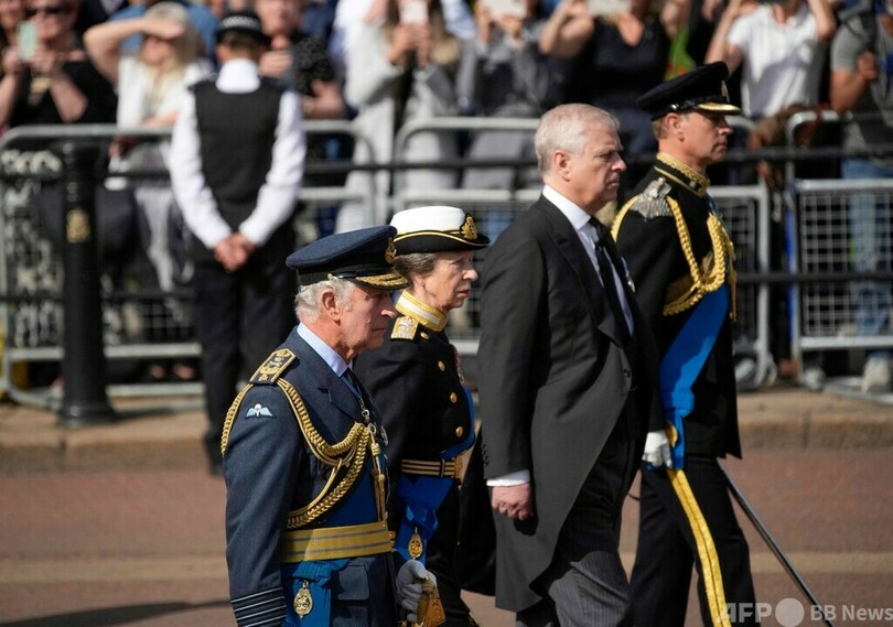 英女王のひつぎ、バッキンガム宮殿を出発 王族が付き添い行進