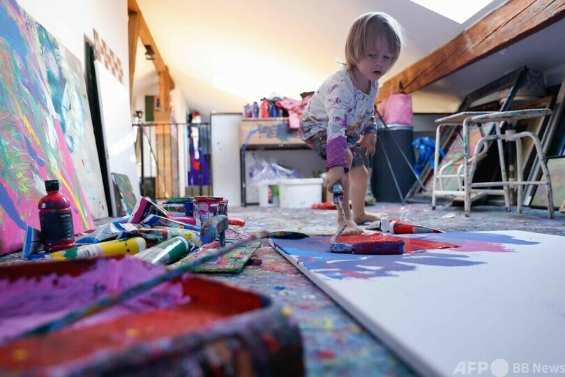 3歳の「ミニ・ピカソ」 アート界で注目の的に ドイツ