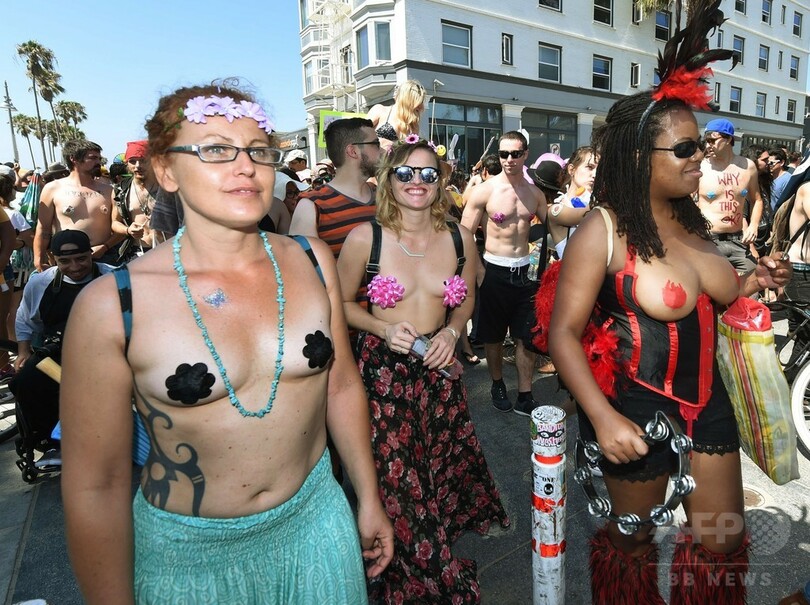 女性が「トップレス」になる権利訴え、米各地でパレード