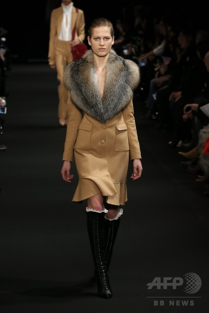 初のハンドバッグコレクションもお披露目、「アルチュザラ」15/16年秋冬