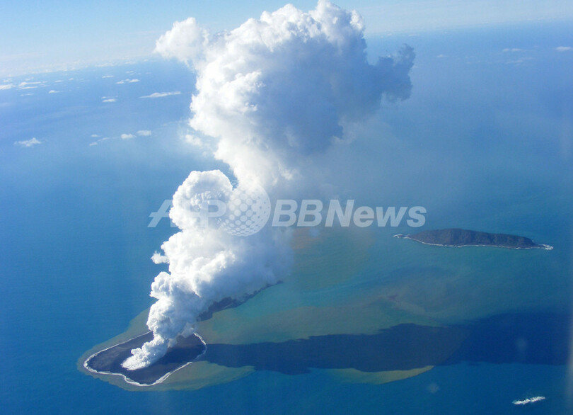 トンガの海底火山噴火、自然豊かな付近の小島が荒れ地に