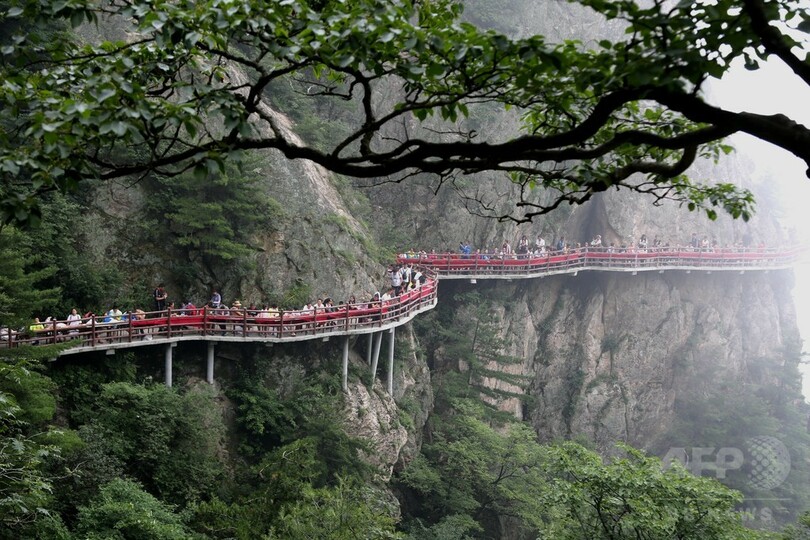 食卓は断崖、標高2000メートル「雲海の宴」 河南・老君山