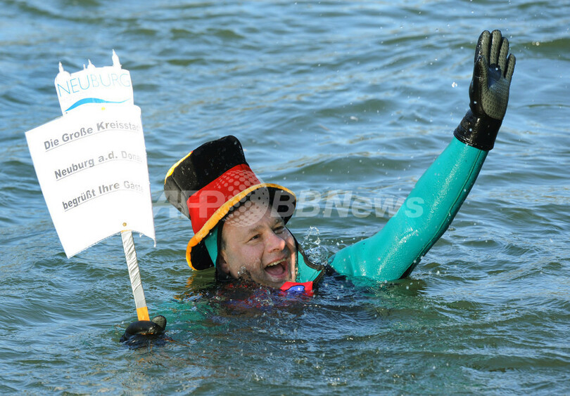 気温-7度、ドナウ川で欧州最大の寒中水泳大会