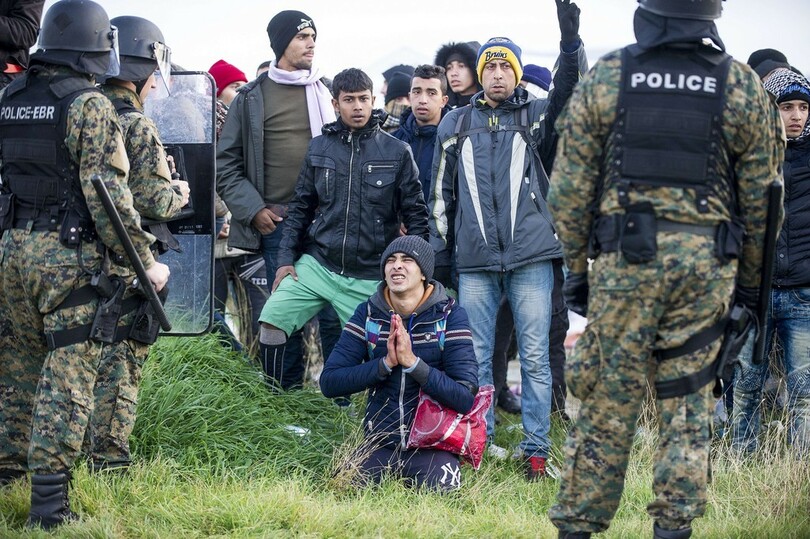ギリシャ・マケドニア国境、移民200人超が強行突破図る