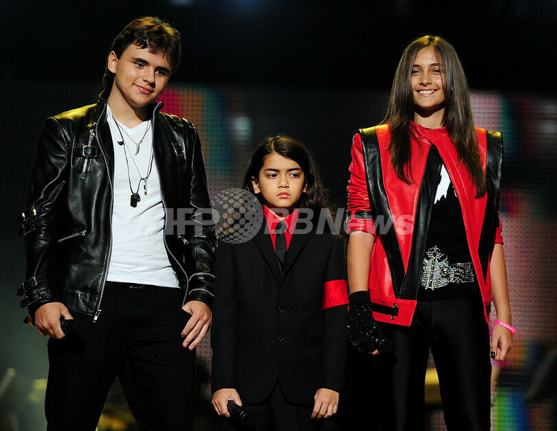 マイケルの子どもたちも登場、英国で4万人の追悼コンサート