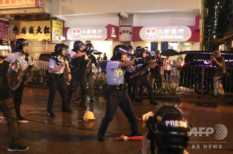香港のデモ、警察が初の放水銃使用 警官による発砲も 