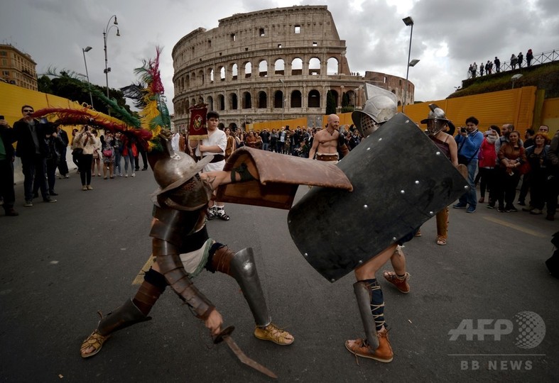 百人隊やグラディエーターがパレード 永遠の都ローマの建設祝う 写真枚 国際ニュース Afpbb News 百人隊やグラディエーターがパレード 永遠の都ローマの建設祝う 写真枚 国際ニュース Afpbb News