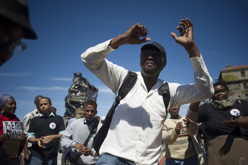 白人支配の象徴セシル・ローズの銅像に人糞、南ア 写真6枚 国際