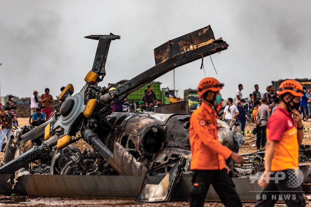 インドネシア軍ヘリ 飛行訓練中に墜落 兵士4人死亡5人負傷 写真2枚 国際ニュース Afpbb News