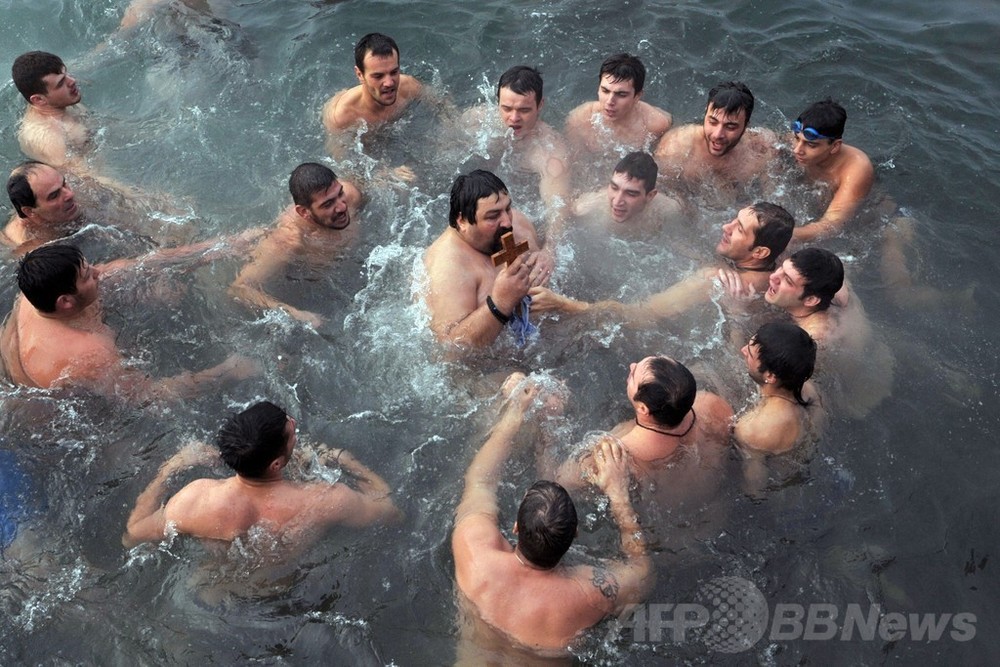 十字架めがけて海へ、ギリシャ正教の公現祭 写真15枚 国際ニュース
