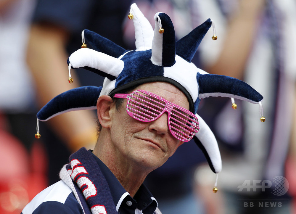 ボルトンのサポーターがライバルチームの職員解雇に怒り、嘆願運動を