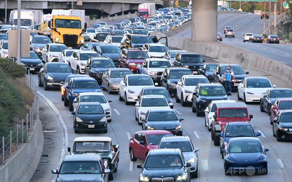 米加州警察、ダミー人形載せて相乗り車両専用レーン走行したドライバーを摘発