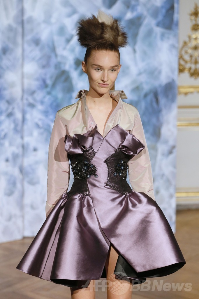 マスキュリンな要素を加えたドレススタイル、「アレクシ・マビーユ」14/15年秋冬オートクチュール