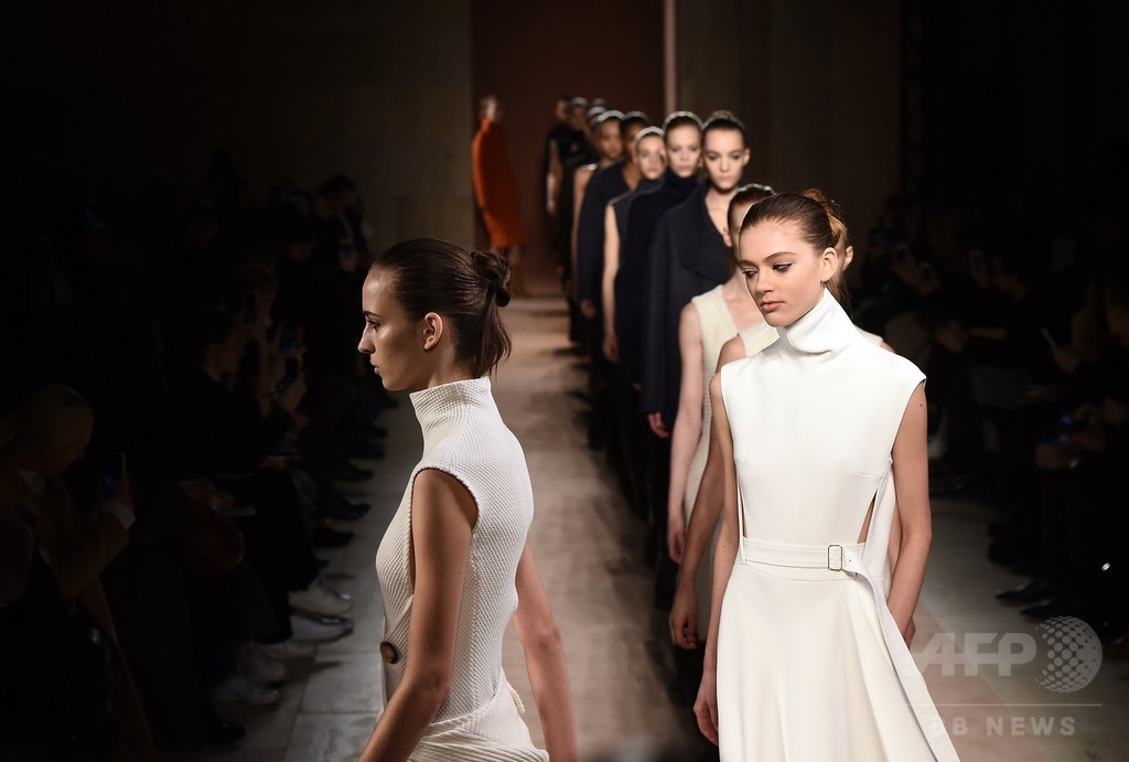 アシンメトリーな裾とドレープでフェミニンに、「ヴィクトリア ベッカム」15/16年秋冬