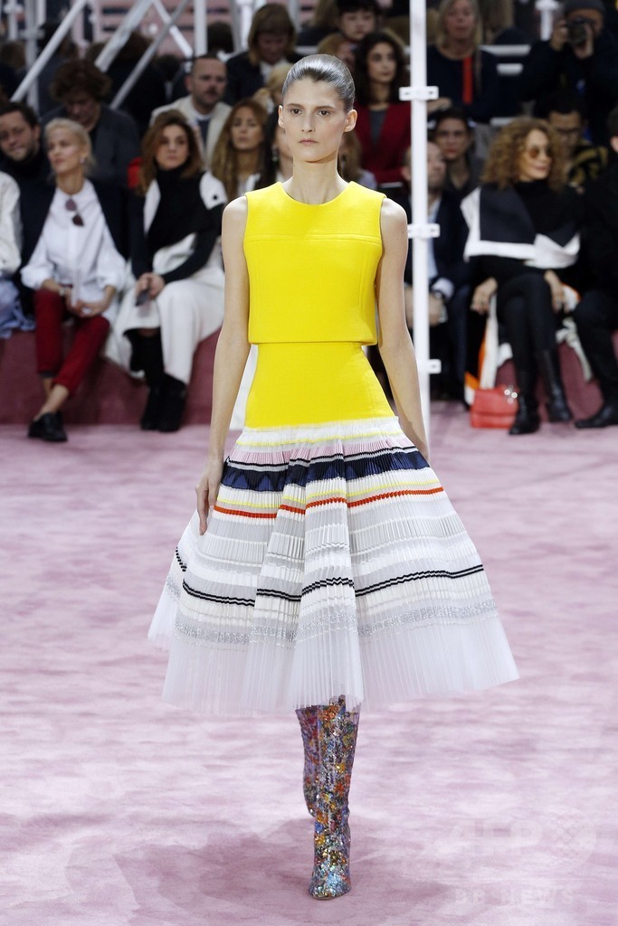 50～70年代の要素を取り入れた新たな女性像を提案、「ディオール」15年春夏オートクチュール