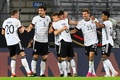 サッカー国際親善試合、ドイツ対デンマーク。先制点を決めてチームメートに祝福されるドイツのフロリアン・ノイハウス（中央奥、2021年6月2日撮影）。(c)CHRISTOF STACHE / POOL / AFP
