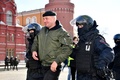 ロシア・モスクワ中心部で、拘束されるウクライナ侵攻に抗議するデモの参加者（2022年3月13日撮影）。(c)AFP
