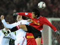 2007年のクラブW杯（FIFA Club World Cup Japan 2007）準決勝でACミラン（AC Milan）のアンドレア・ピルロ（Andrea Pirlo）とボールを競る浦和レッドダイヤモンズ（Urawa Red Diamonds）の長谷部誠（Makoto Hasebe、2007年12月13日撮影）。(c)AFP/TOSHIFUMI KITAMURA