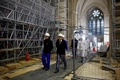 仏パリのノートルダム大聖堂の再建工事現場を視察したエマニュエル・マクロン大統領（手前右、2023年12月8日撮影）。(c)SARAH MEYSSONNIER / POOL / AFP