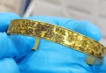 発掘された金の腕輪（2020年4月29日撮影）。(c)CNS/劉忠俊
