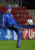 サッカー欧州チャンピオンズリーグ2013-14（UEFA Champions League 2013-14）のヴィクトリア・プルゼニ（Viktoria Plzen）戦を翌日に控え、試合会場で最終調整を行うCSKAモスクワ（CSKA Moscow）のヴァシリ・ベレズツキ（Vasili Berezutski、2013年12月9日撮影）。(c)AFP/MICHAL CIZEK